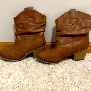 Size 8 Wet Seal light brown/ tan ankle boots